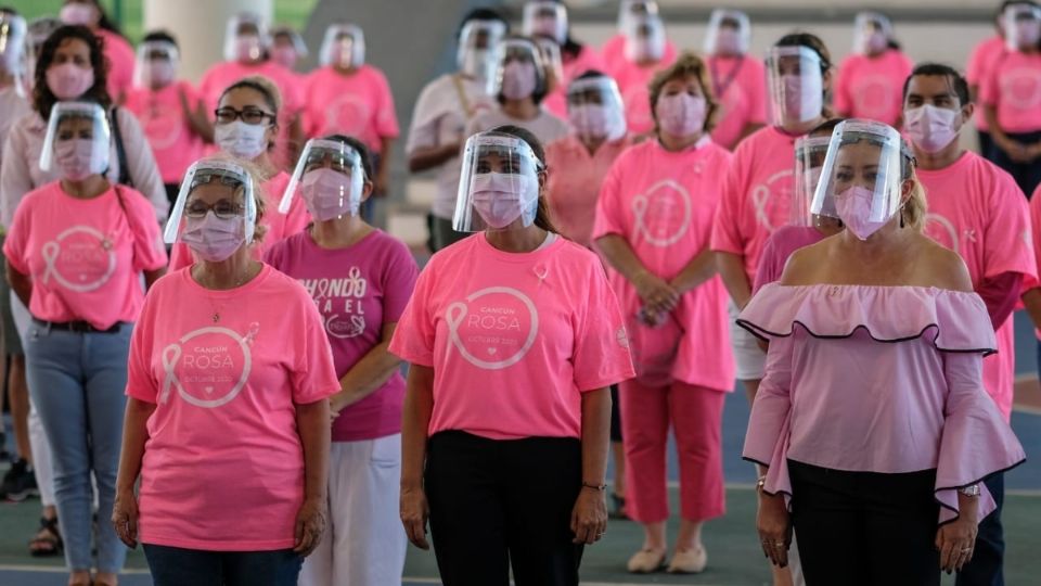 “Que esta tarde hable el color rosa de nuestras camisas, de nuestros cubrebocas, de nuestros listones. Que esta tarde hable el color rosa de nuestros corazones, porque Cancún es rosa”, expresó. 