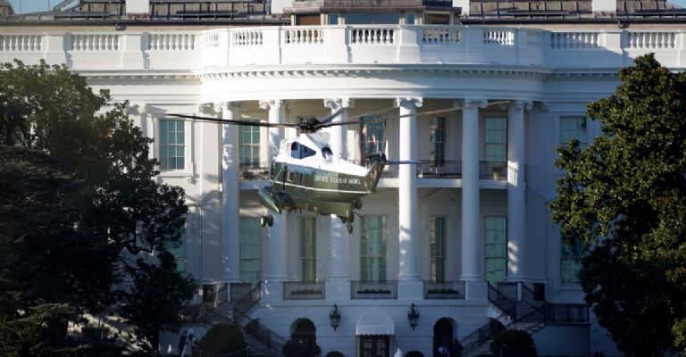 Trump fue llevado en helicóptero al hospital. Foto: AP