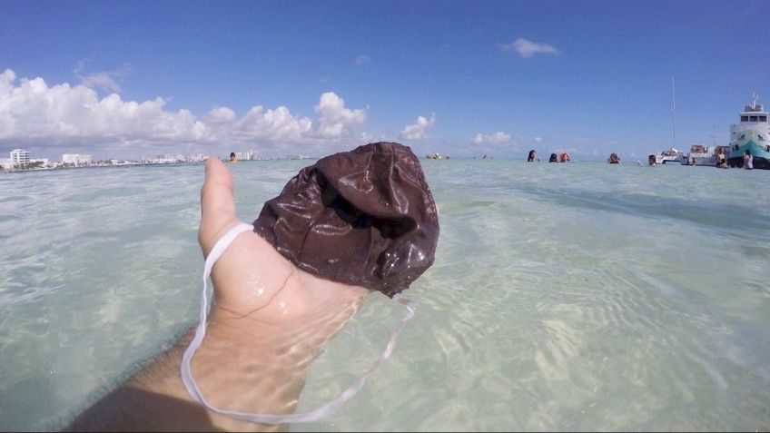 Inundan playas de Cancún con cubrebocas