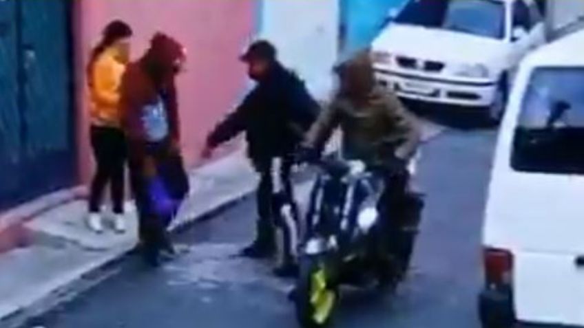 VIDEO: Ladrones amagan a papá para robarlo ante su pequeña hija en Edomex