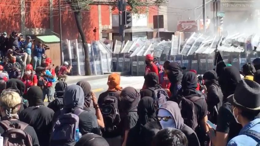 Encapuchados se enfrentan con policías por 2 de octubre; los encapsulan: VIDEO