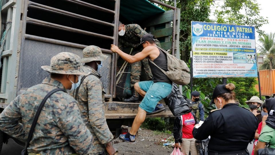 Algunos centroamericanos aceptaron el apoyo de autoridades guatemaltecas para regresar a sus países. Foto: Reuters