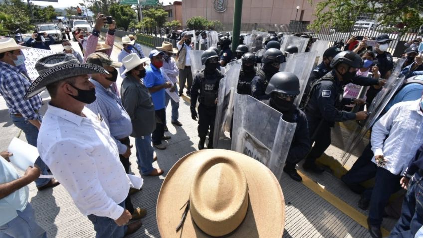 Desalojan a ganaderos que bloqueaban bulevar en Chilpancingo, Guerrero