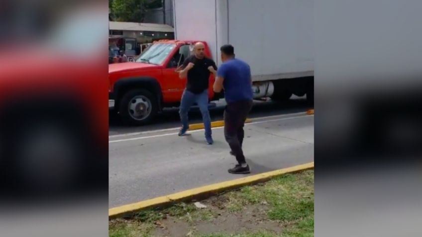 VIDEO VIRAL: Hombres protagonizan pleito callejero fuera del Metro Patriotismo