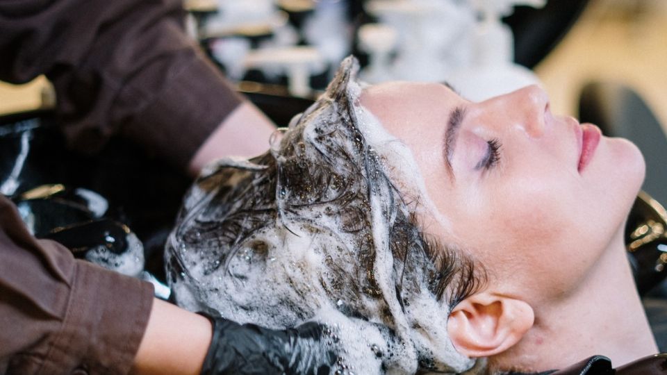 La piel del cuero cabelludo es muy delicada, por lo que la exfoliación debe ser suave. Foto: Pexels