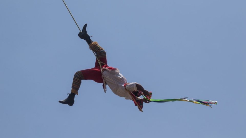 Volador de Papantla cae en pleno acto. Foto: Cuartoscuro