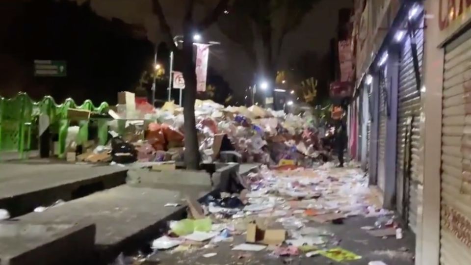 Cientos del productos quedaron en la banqueta de los establecimientos. Foto: Especial.