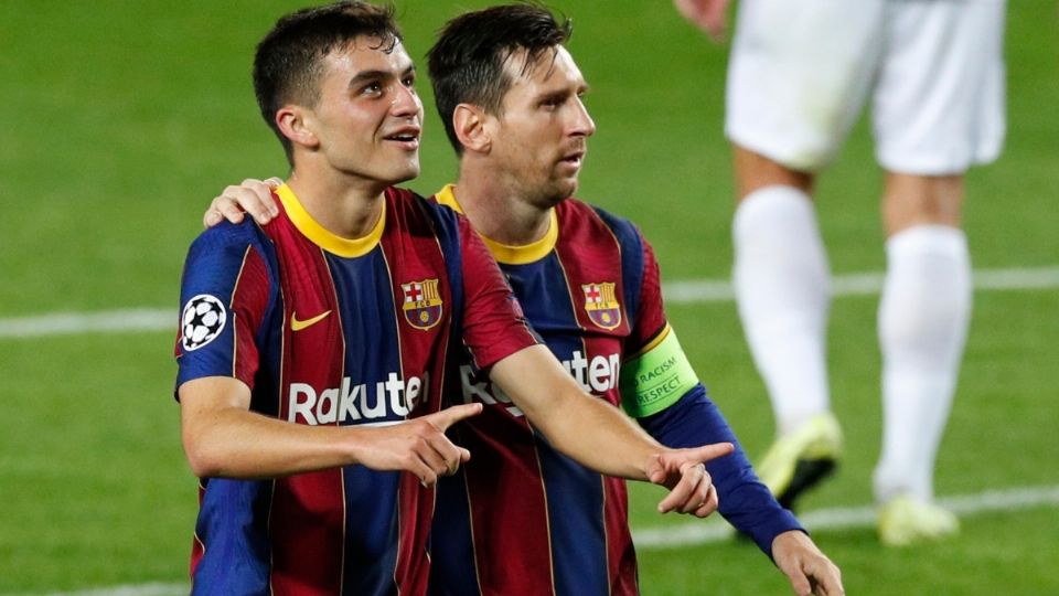 Pedri festejó su primer gol en Champions junto a su ídolo, Messi. Foto: REUTERS