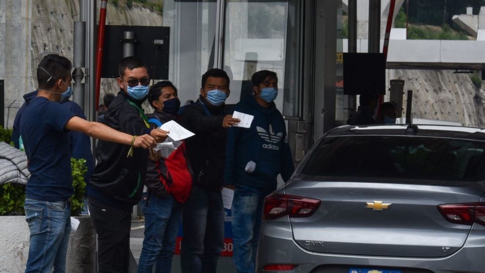 A los autos les piden 50 pesos, mientras a los camiones de carga hasta 250 pesos.Foto: Cuartoscuro