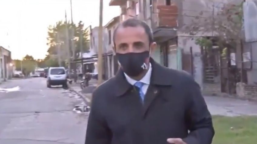 Periodista es asaltado mientras hacía un reporte ¡en vivo!; le quitan su celular: VIDEO