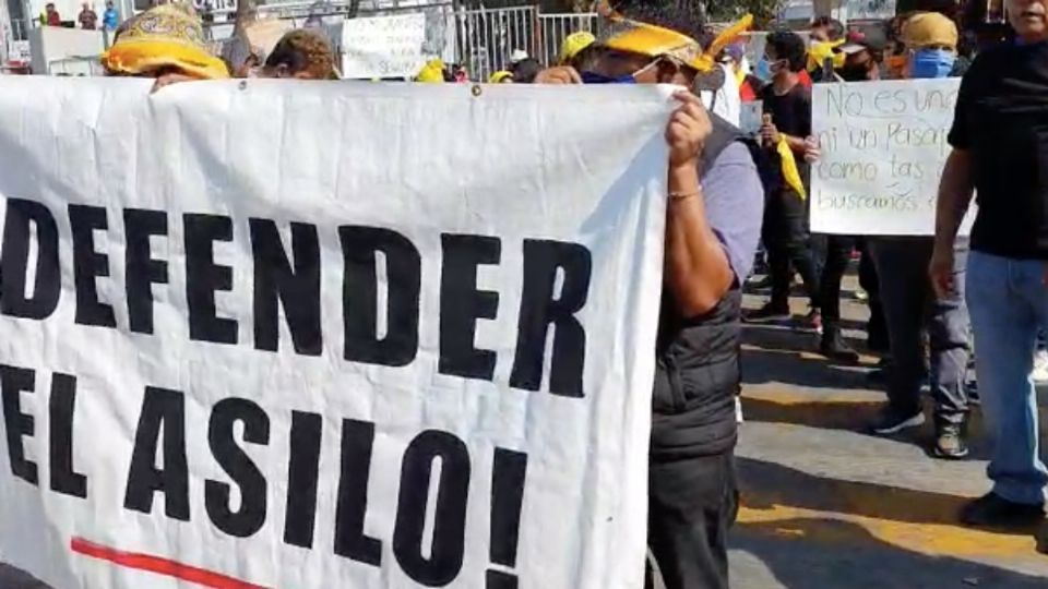 Con banderas de diferentes países de América Latina, los migrantes clamaron el derecho internacional del asilo político suspendido por las autoridades norteamericanas desde hace más de siete meses con el argumento de la pandemia por el COVID-19.