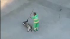 VIDEO VIRAL: ¡Hermoso! Trabajador de limpieza “barre” a perrito y las redes se llenan de ternura