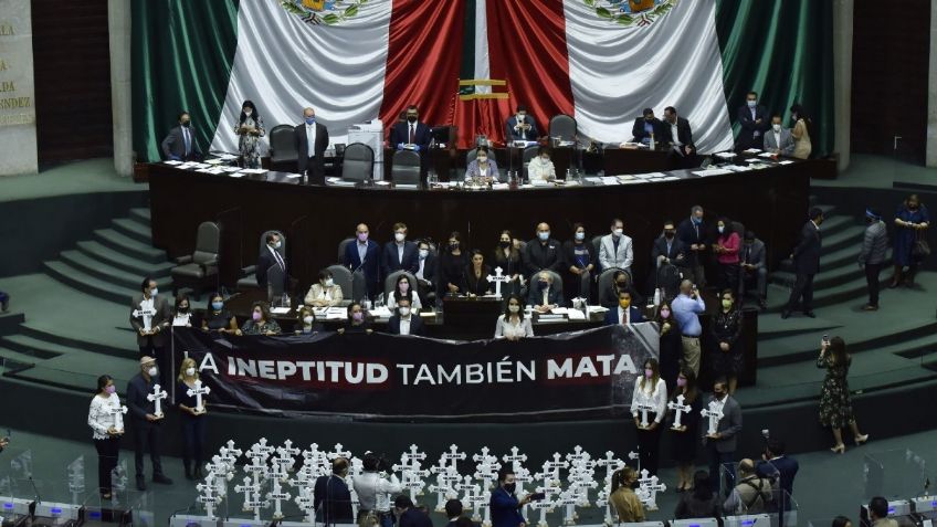 Olvidan diputados pacto de civilidad; regalan urna funeraria a Alcocer y se toman fotos con López-Gatell