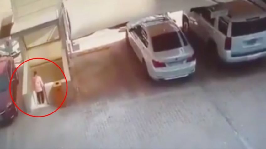 ¡Milagro! Hombre se salva de ser sepultado tras derrumbe de estacionamiento: VIDEO