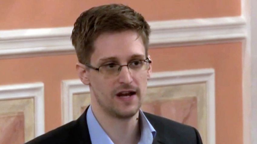 Edward Snowden consigue residencia en Rusia