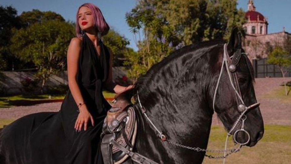 Ángela su luce montando a caballo. Foto: Instagram