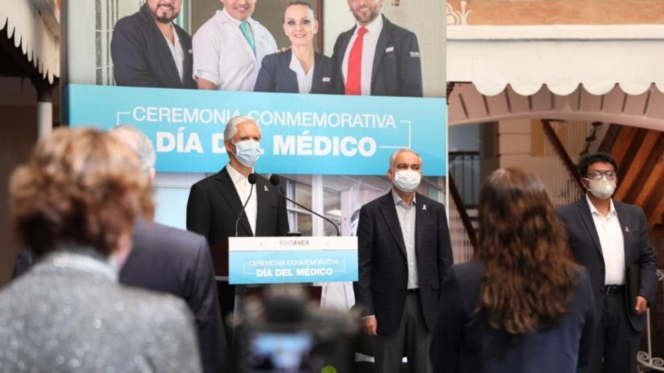 En el marco de esta conmemoración, en la que estuvo acompañado por el Secretario de Salud, Gabriel O’Shea Cuevas, Alfredo Del Mazo dio a conocer que los más de 24 mil médicos que forman parte del sector.