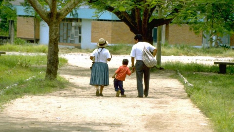 El médico que aparece en la famosa foto llevando de la mano a un niño, Luis Fermín Tenorio Cortez. Foto: Archivo/ Twitter @pahowho