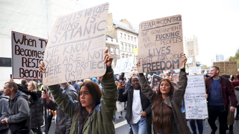 LANZAN RECLAMO. Negacionistas del COVID-19 protestaron contra las nuevas restricciones, ayer, en Londres. Foto: Reuters