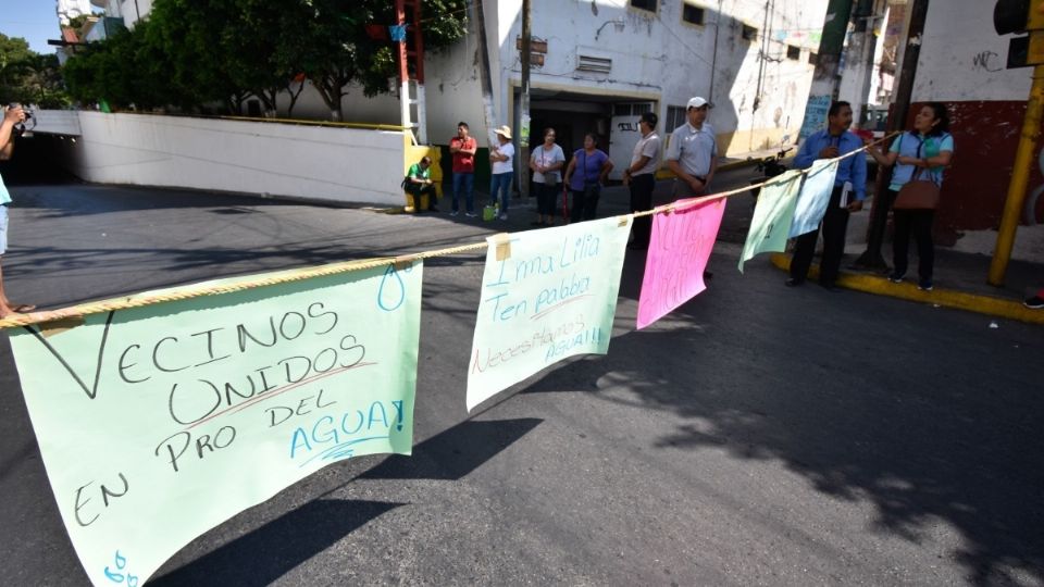 Vecinos de al menos quince colonias protestaron por la falta de agua potable en sus domicilios. FOTO: DASSAEV TÉLLEZ ADAME/CUARTOSCURO.COM