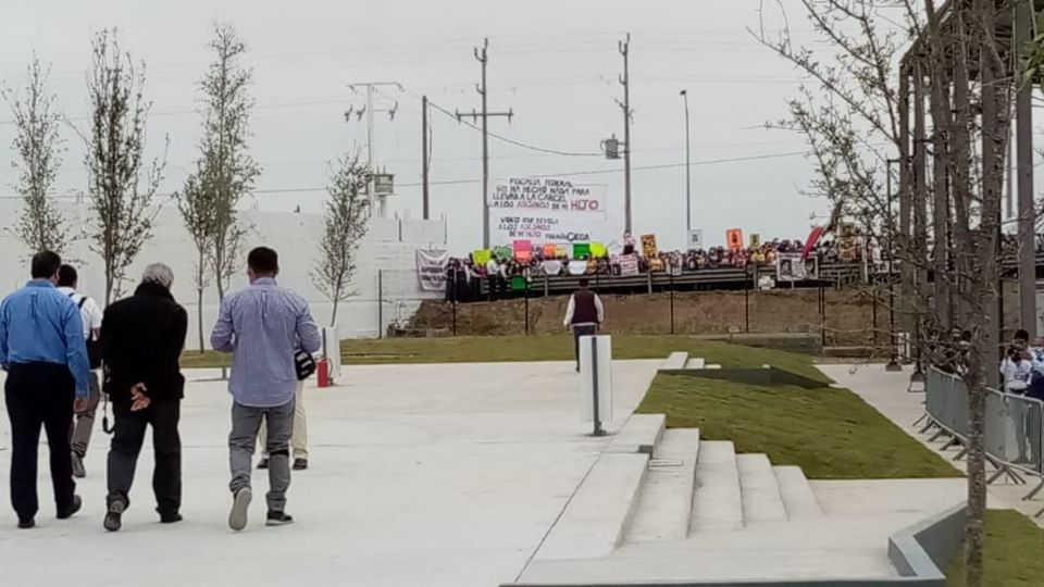 Previo al evento que encabezarán ambos mandatarios en Nuevo Laredo, los simpatizantes se juntaron. Foto: Especial