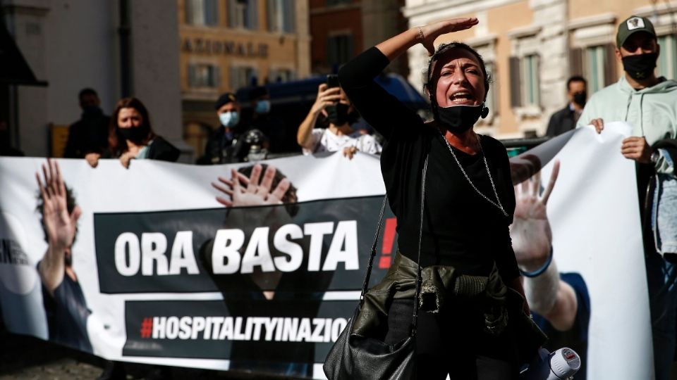 Los dueños de tiendas protestaron contra las medidas restrictivas, mientras los casos por coronavirus alcanzan nuevos récords. Foto: AP