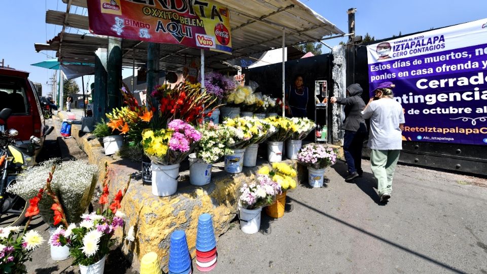 Al panteón ubicado en Iztapalapa sólo se puede ingresar con adornos florales pequeños. Foto: Guillermo O'Gam