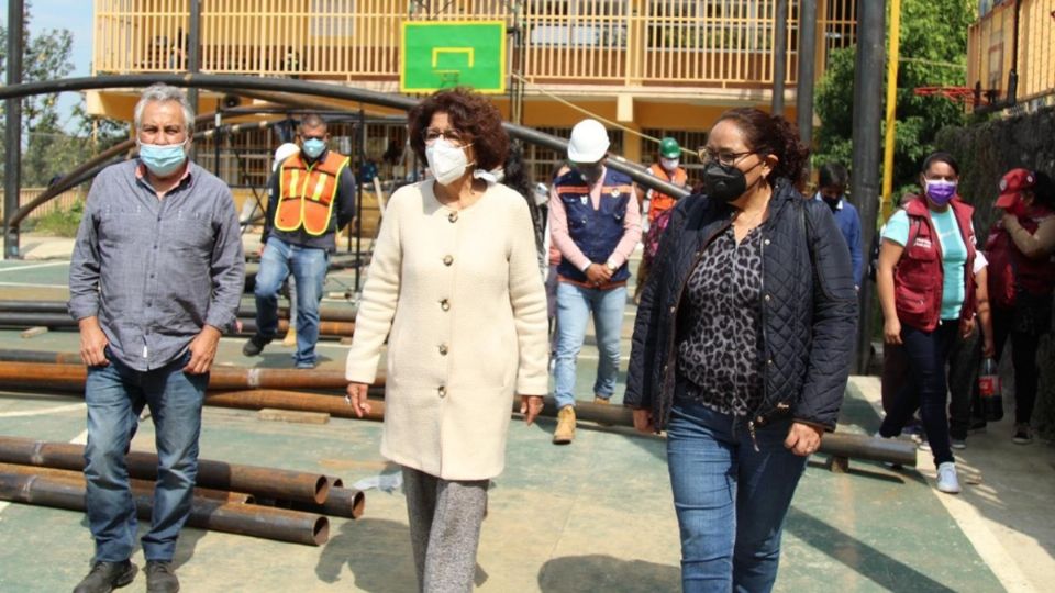 La alcaldesa de Tlalpan, doctora Patricia Aceves, supervisó las obras terminadas en primarias y secundarias públicas beneficiadas con la acción; la acompañó personal de diferentes áreas.