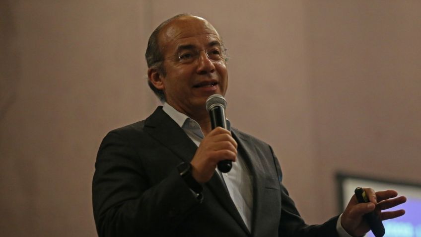 Felipe Calderón se va contra AMLO; cuestiona la reducción de aguinaldo a funcionarios