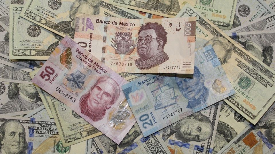 La moneda mexicana perdió 0.47 por ciento y cerró en 21.97 unidades por dólar. Foto: Especial