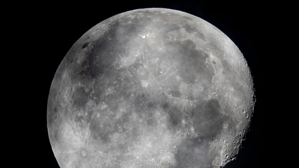 La Luna sería una especie de plataforma para luego viajar a Marte. Foto: Especial.