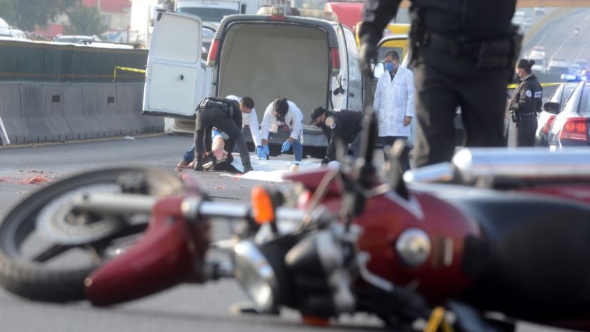 IMÁGENES FUERTES: Motociclista llora la muerte de su novia tras aparatoso accidente