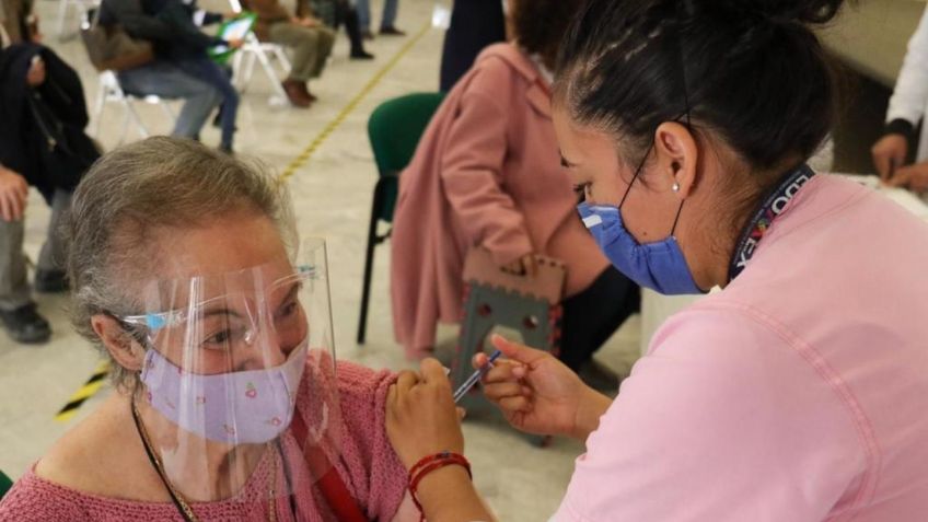 Aplican en Naucalpan vacunas en casa