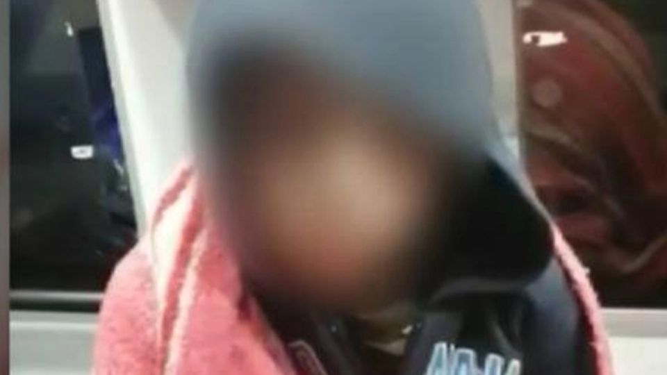 El pequeño fue abandonado en plan madrugada presuntamente por que su padre y su pareja solo estaban a gusto con su hermana menor de 6 años. FOTO: ESPECIAL