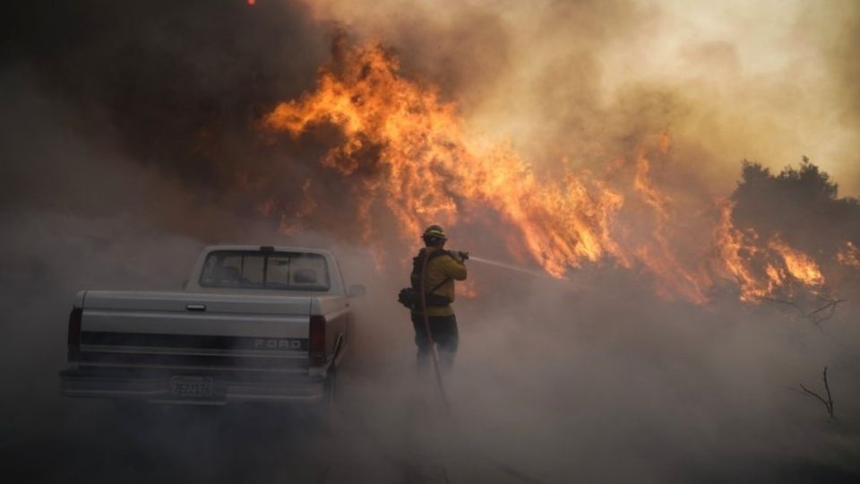 El bombero Raymond Vásquez lucha contra el incendio de Silverado en Irvine, California. Foto: Archivo/ AP