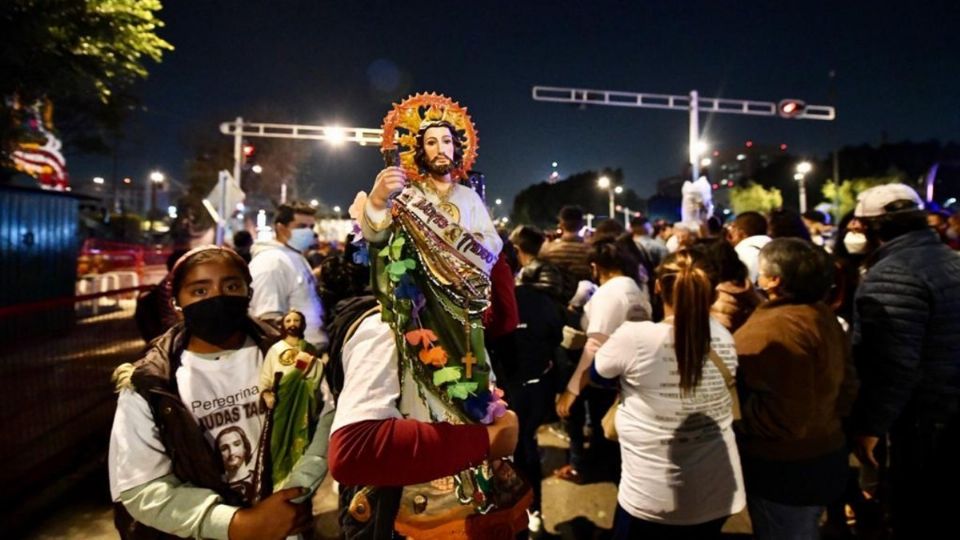 En lo accesos se colocaron cintas amarillas y vallas metálicas para impedir el acceso al templo Foto: Guillermo O’Gam