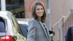 Reina Letizia luce HERMOSA chaqueta de cuadros, look ideal para el Otoño 2020