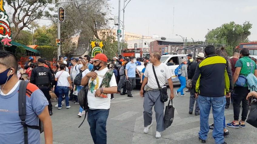 Congregación de fieles provoca cierre de iglesia de San Hipólito: VIDEOS