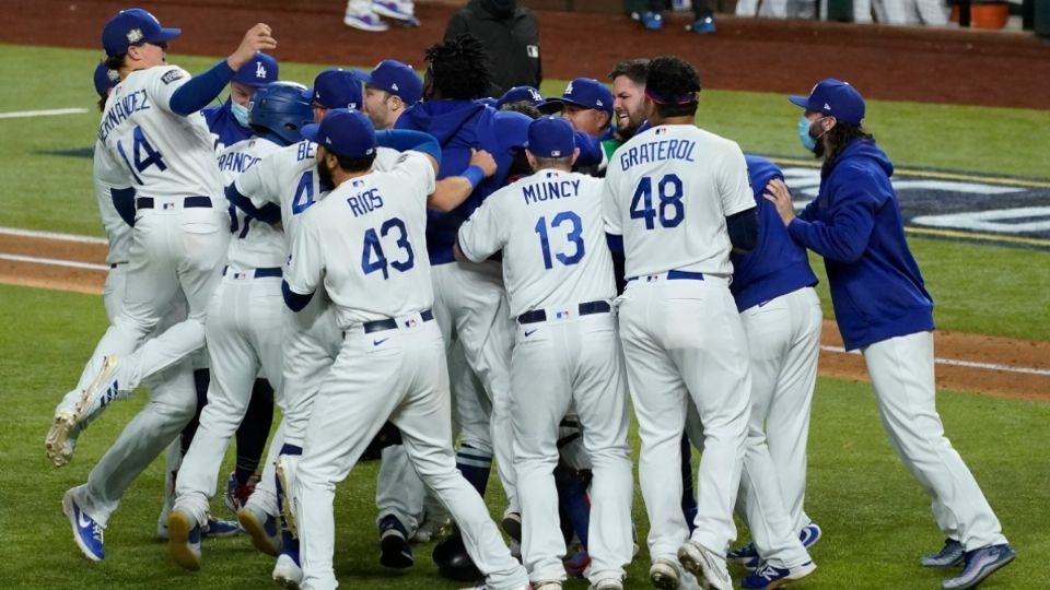 Justin Turner no culminó el duelo final, tras revelarse que tenía coronavirus. Foto: AP