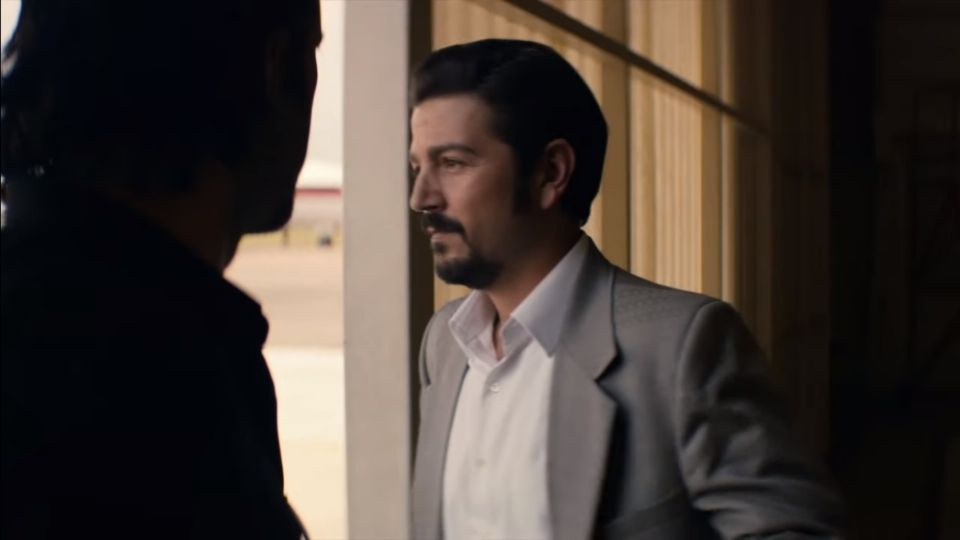 Diego Luna es el encargado de protagonizar una de las mejores series sobre narcos. Foto; Netflix