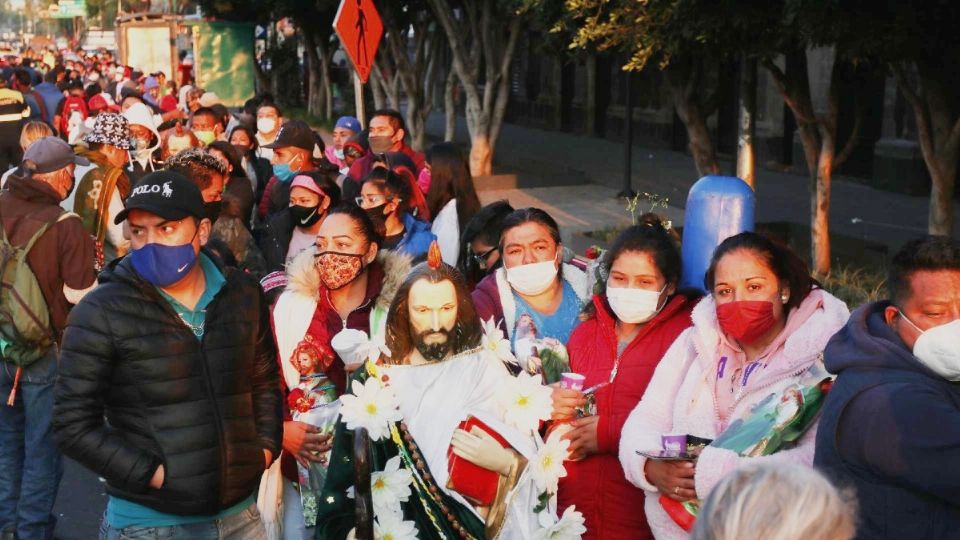 Miles de fieles han llegado desde ayer a las inmediaciones de la Iglesia de San Hipólito. Foto: Cuartoscuro