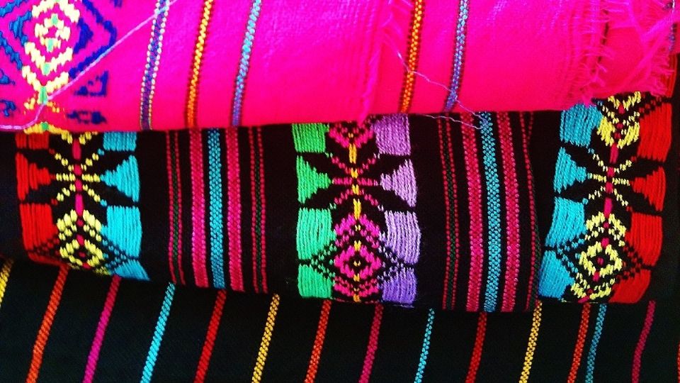 La diseñadora, quien en 2015 utilizó los modelos de las blusas típicas de Tlahuitoltepec, Oaxaca, para sus prendas Foto: Especial