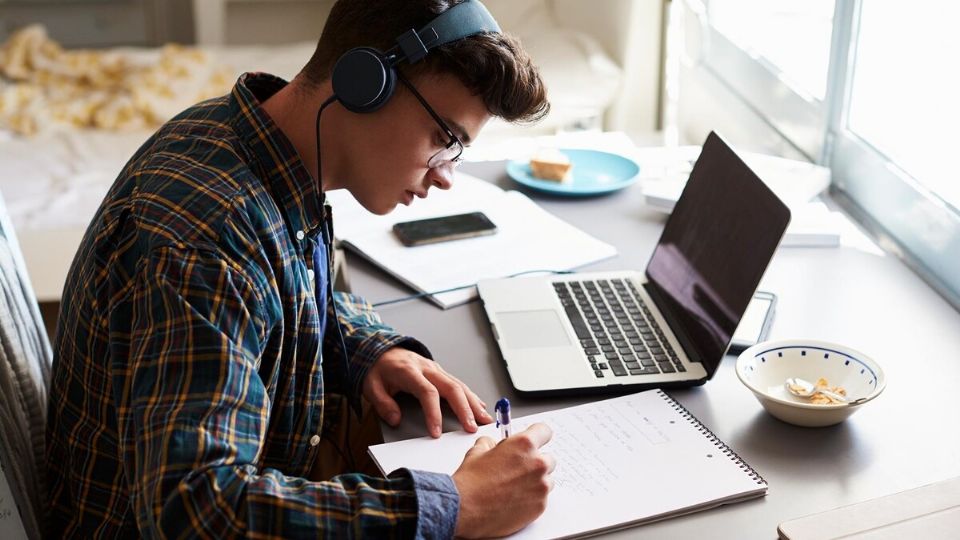 Durante la pandemia, 5.2 millones de alumnos abandonaron sus estudios, por falta de acceso al internet. Foto: Especial