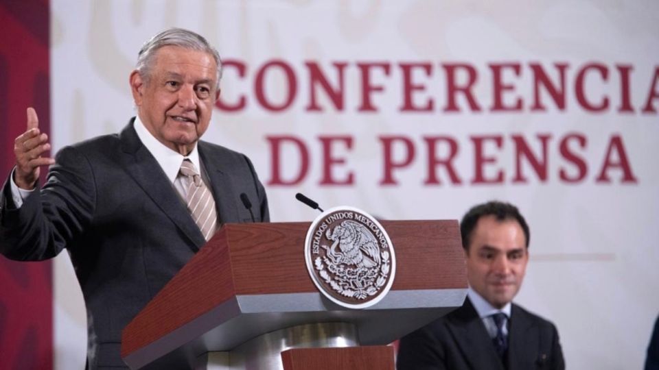 El mandatario junto al secretario de Hacienda. Foto: Presidencia