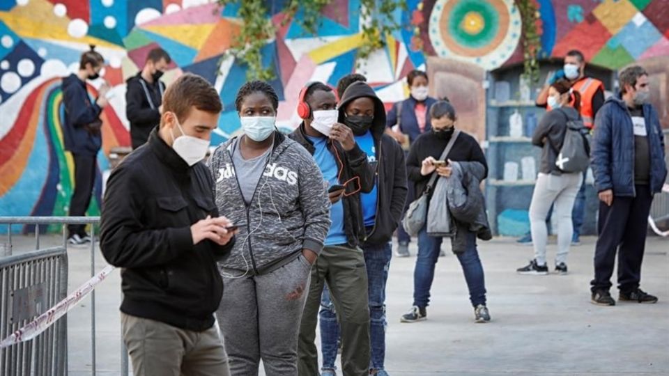 Varias personas esperan su turno para participar en el cribado masivo que ha comenzado este jueves en Manresa. Foto: EFE