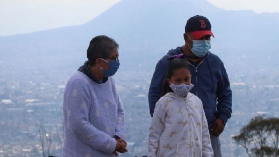 Imagen de familia durante helada matutina. Foto: Cuartoscuro