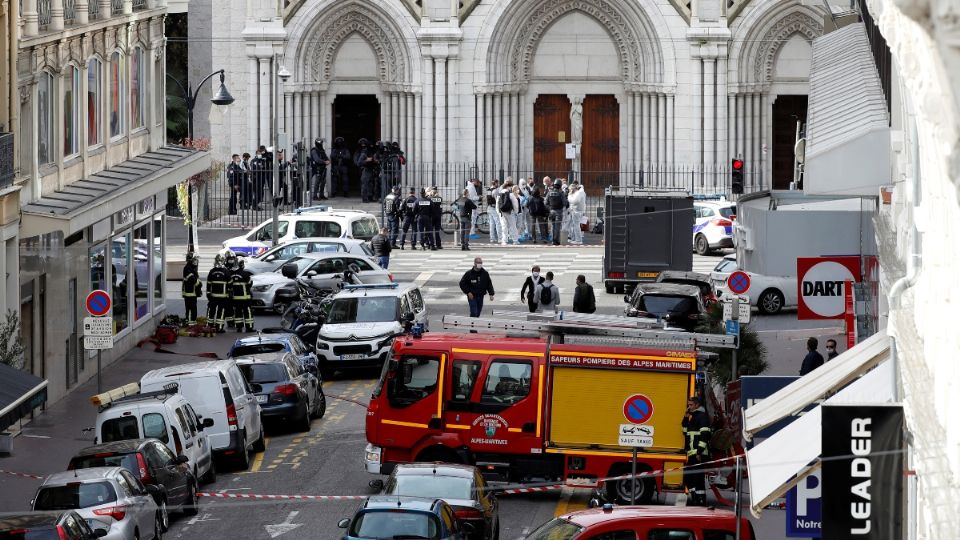 EL CASO. Las fuerzas de seguridad y especialistas forenses inspeccionaron la escena del atentado, en la iglesia de Notre Dame. Foto: Reuters