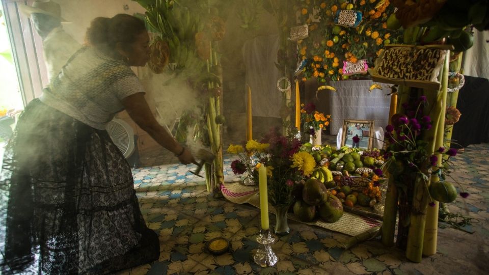 EL ALTAR. En escalones forrados con sábanas blancas y papel picado se colocan las viandas esta forma es moderna. Foto: José Luis López