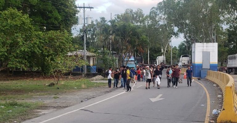 Miembros de la Caravana esperan pasar a México