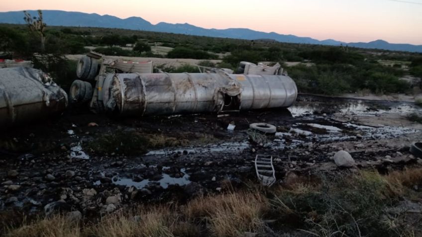 Vuelca pipa con 60 mil litros de aceite de petróleo en carretera de Tamaulipas